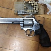 La pistola sequestrata agli spacciatori