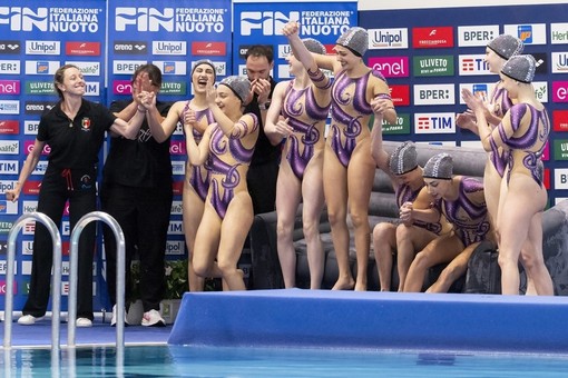 La Busto Nuoto festeggia il primo posto (foto Giorgio Perottino / DBM) La Busto Nuoto festeggia il primo posto (foto Giorgio Perottino / DBM)