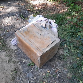 La cassaforte abbandonata ritrovata in via Medaglie d'Oro a Casorate Sempione (foto da Facebook)