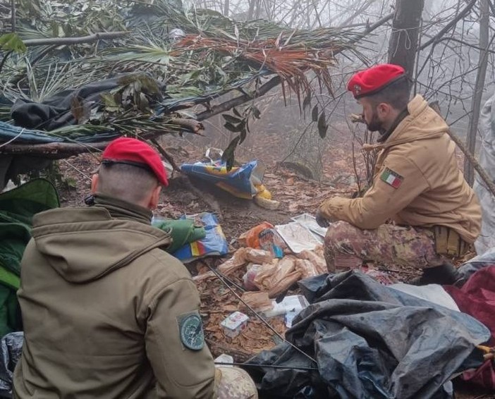 L'intervento dei carabinieri e del reparto speciale per smantellare un bivacco degli spacciatori nei boschi di Comerio L'intervento dei carabinieri e del reparto speciale per smantellare un bivacco degli spacciatori nei boschi di Comerio