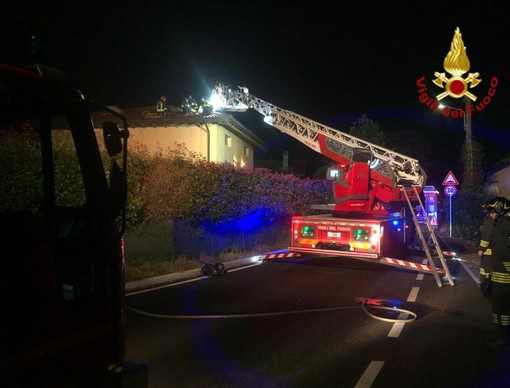Le immagini dell'intervento dei vigili del fuoco di questa notte a Cocquio Trevisago Le immagini dell'intervento dei vigili del fuoco di questa notte a Cocquio Trevisago