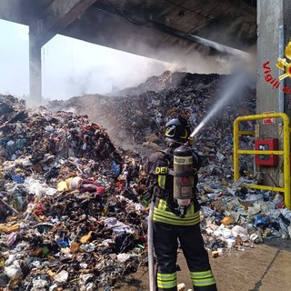 Vigili del fuoco al lavoro per spegnere l'incendio in una dotta di rifiuti a Cermenate
