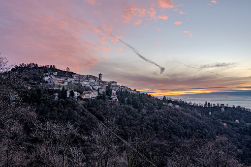 Una splendida cartolina di fine gennaio con vista sul Sacro Monte firmata Alessandro Umberto Galbiati
