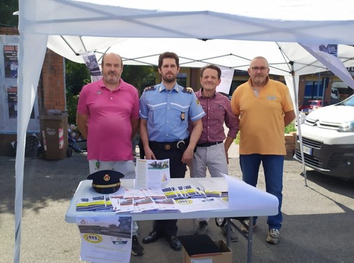 Il vice commissario Alessandro Morelli e alcuni dei coordinatori del Controllo del Vicinato