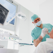 Implantologia moderna: soluzioni avanzate e sedazione cosciente per tornare a sorridere serenamente