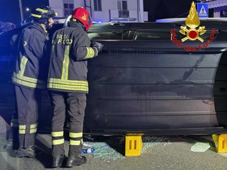 Le immagini dell'auto ribaltata a Cardano Al Campo venerdì sera