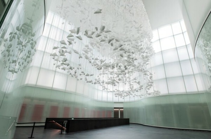 “Il momento in cui la neve si scioglie”: al Mudec l’opera di Chiharu Shiota