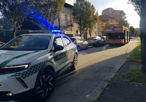 Pullman in avaria blocca corso Italia a Busto: traffico in tilt verso l’ospedale, strada liberata dopo mezz’ora Pullman in avaria blocca corso Italia a Busto: traffico in tilt verso l’ospedale, strada liberata dopo mezz’ora