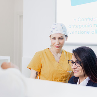 Il dentista di fiducia resta aperto: la prevenzione non va in vacanza