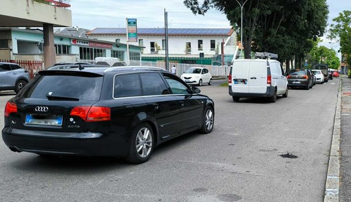 Cantiere sul cavalcavia di Sacconago, via Magenta ingolfata dal traffico