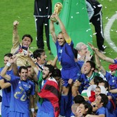 Berlino 2006: Fabio Cannavaro alza la coppa (foto figc.it) Berlino 2006: Fabio Cannavaro alza la coppa (foto figc.it)