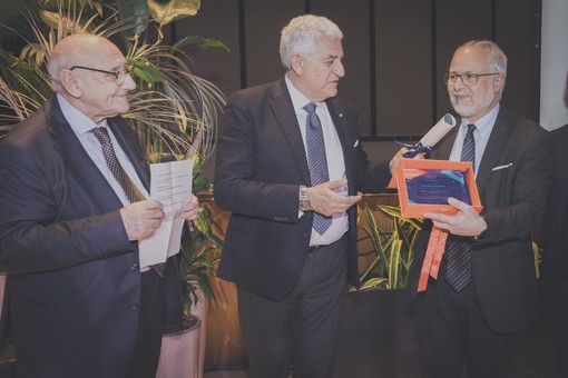 La consegna del premio al Dottor Di Lucca