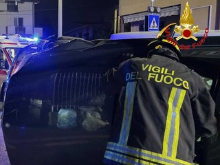 Le immagini dell'auto ribaltata a Cardano Al Campo venerdì sera