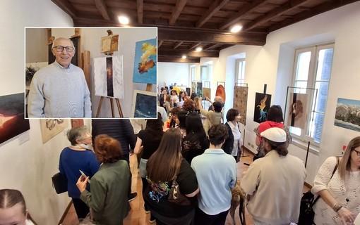 L'inaugurazione della mostra, nel riquadro Ferdinando Pagani accanto al suo autoritratto