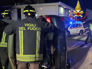 Le immagini dell'auto ribaltata a Cardano Al Campo venerdì sera