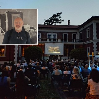Il pubblico del cinema estivo a Villa Calcaterra, sede Icma - Istituto cinematografico Michelangelo Antonioni. Nel riquadro, Paolo Castelli