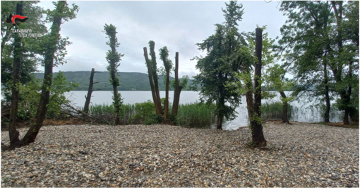 La spiaggia abusiva sul lago di Comabbio