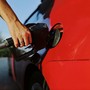 La lotta al caro carburanti passa anche dalla riduzione dei consumi. I consigli dell’esperto: «Guida senza “strappi” e meno aria condizionata»
