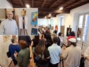 L'inaugurazione della mostra, nel riquadro Ferdinando Pagani accanto al suo autoritratto
