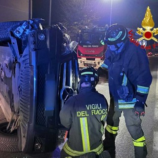 Le immagini dell'auto ribaltata a Cardano Al Campo venerdì sera