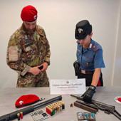 Armi e denaro sequestrati dai carabinieri e dai militari nei boschi di Vergiate Armi e denaro sequestrati dai carabinieri e dai militari nei boschi di Vergiate