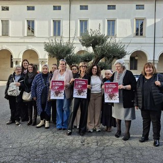 Foto di gruppo a margine della conferenza stampa sul ricco programma di iniziative per il 25 novembre