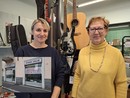 Chiara Pizzolotto e Mariza Pozzi fra le chitarre. Nel riquadro, la vetrina di via Milazzo
