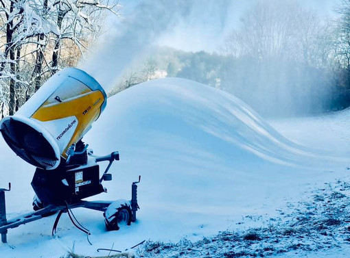 Cannoni "sparaneve" in azione sulla pista di Cunardo (foto dalla pagina Facebook dello Sci Club) Cannoni "sparaneve" in azione sulla pista di Cunardo (foto dalla pagina Facebook dello Sci Club)