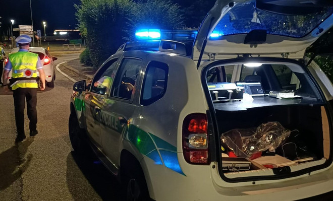 Controlli serali della polizia locale di Cocquio Trevisago (foto d'archivio) Controlli serali della polizia locale di Cocquio Trevisago (foto d'archivio)