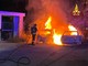 Le immagini dell'incendio di due auto stanotte a Cunardo