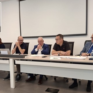Conferenza stampa nella sede Coinger, nel riquadro uno dei nuovi cestini per rifiuti, dotati di sensori