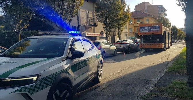 Pullman in avaria blocca corso Italia a Busto: traffico in tilt verso l’ospedale, strada liberata dopo mezz’ora Pullman in avaria blocca corso Italia a Busto: traffico in tilt verso l’ospedale, strada liberata dopo mezz’ora