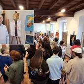 L'inaugurazione della mostra, nel riquadro Ferdinando Pagani accanto al suo autoritratto