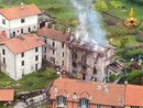 VIDEO E FOTO. In fiamme un edificio di quattro piani nel Comasco, in volo anche l'elicottero decollato da Malpensa