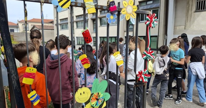 Piccolo passaggio, grande vantaggio: inaugurato il cancelletto interno alla scuola Ada Negri Piccolo passaggio, grande vantaggio: inaugurato il cancelletto interno alla scuola Ada Negri