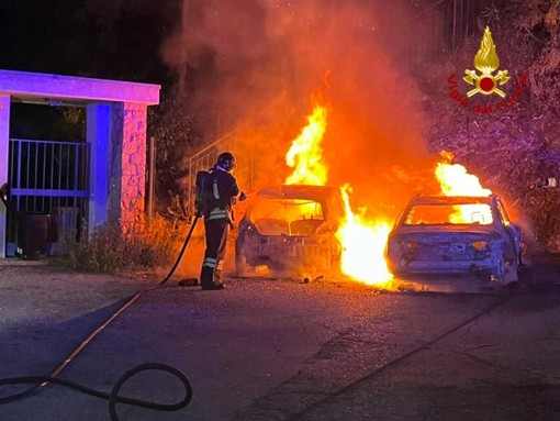 Le immagini dell'incendio di due auto stanotte a Cunardo