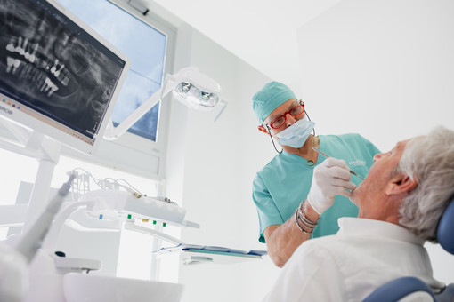 Implantologia moderna: soluzioni avanzate e sedazione cosciente per tornare a sorridere serenamente