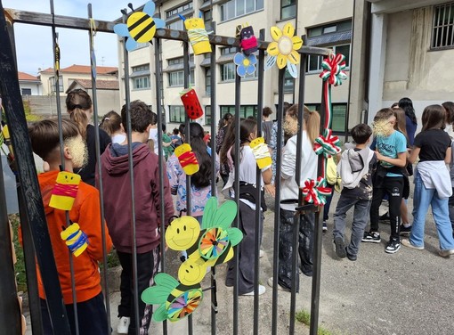 Piccolo passaggio, grande vantaggio: inaugurato il cancelletto interno alla scuola Ada Negri Piccolo passaggio, grande vantaggio: inaugurato il cancelletto interno alla scuola Ada Negri
