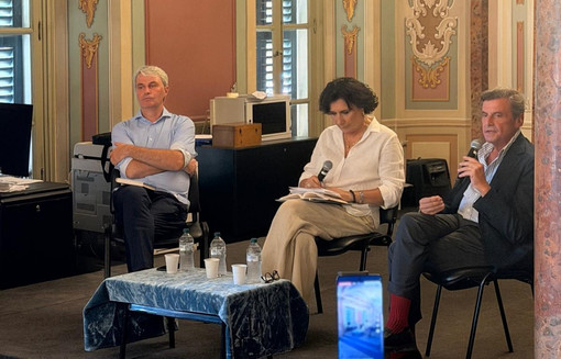 Carlo Calenda a Varese: «È l’ora dell’Europa». Palazzo Estense gremito per la presentazione di “Difendere la libertà”