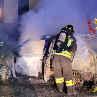 L'auto divorata delle fiamme in via De Amicis a Cittiglio