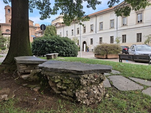 Sì al dono che salva vite: una panchina di Aido davanti al Comune di Busto