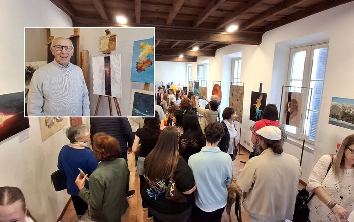L'inaugurazione della mostra, nel riquadro Ferdinando Pagani accanto al suo autoritratto