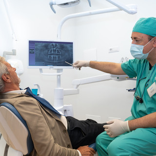 Impianti dentali: senza paura e con tecnologie avanzate per un sorriso perfetto