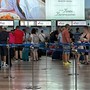 Caos aereo, notte di tensione a Malpensa: passeggeri esasperati ai desk, ma la situazione migliora