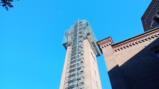 Il campanile di San Giulio si libera dal ponteggio