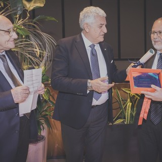 La consegna del premio al Dottor Di Lucca