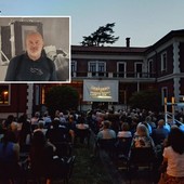 Il pubblico del cinema estivo a Villa Calcaterra, sede Icma - Istituto cinematografico Michelangelo Antonioni. Nel riquadro, Paolo Castelli