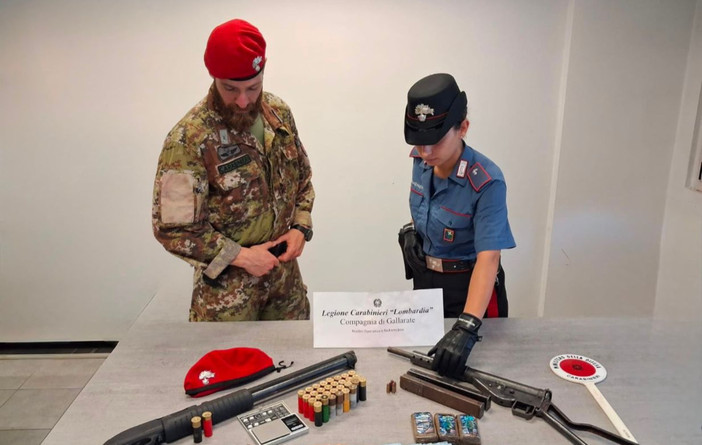 Armi e denaro sequestrati dai carabinieri e dai militari nei boschi di Vergiate Armi e denaro sequestrati dai carabinieri e dai militari nei boschi di Vergiate