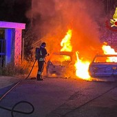 Le immagini dell'incendio di due auto stanotte a Cunardo