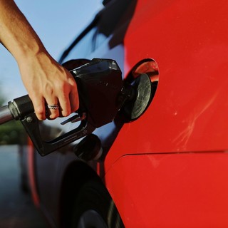 La lotta al caro carburanti passa anche dalla riduzione dei consumi. I consigli dell’esperto: «Guida senza “strappi” e meno aria condizionata»